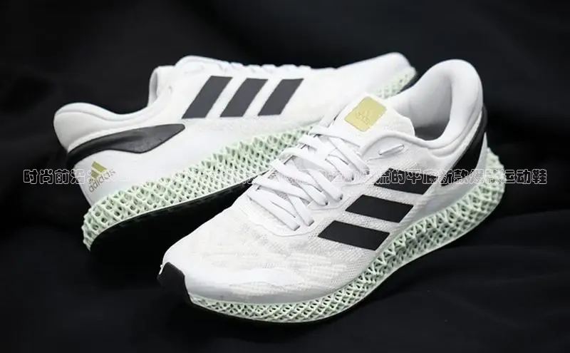 时尚前沿：2025年最火的女鞋款式-灵感源自运动潮流的平底新款爆款运动鞋